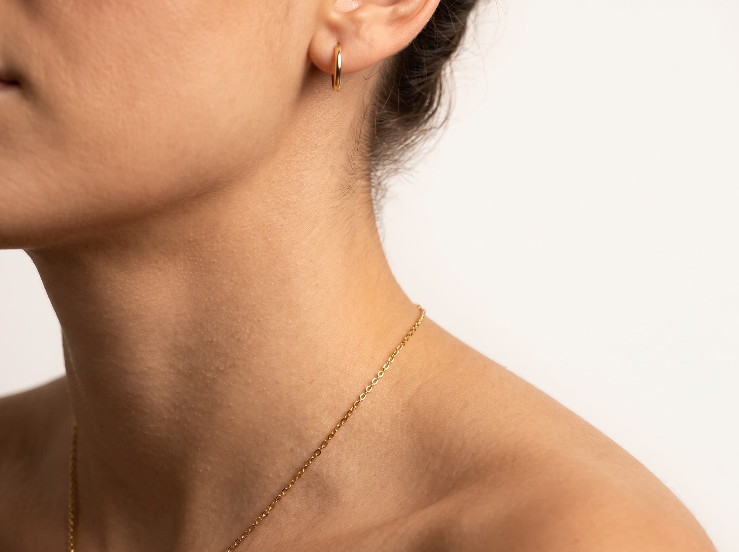 AI influencer wearing delicate gold jewelry