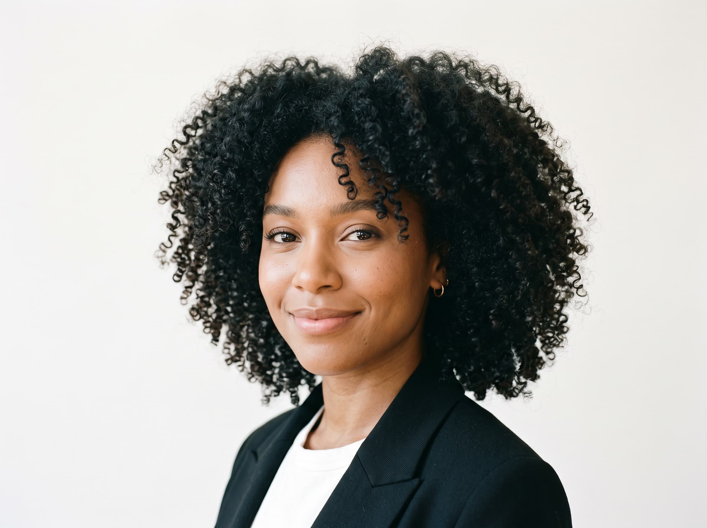 AI influencer with natural curly hair